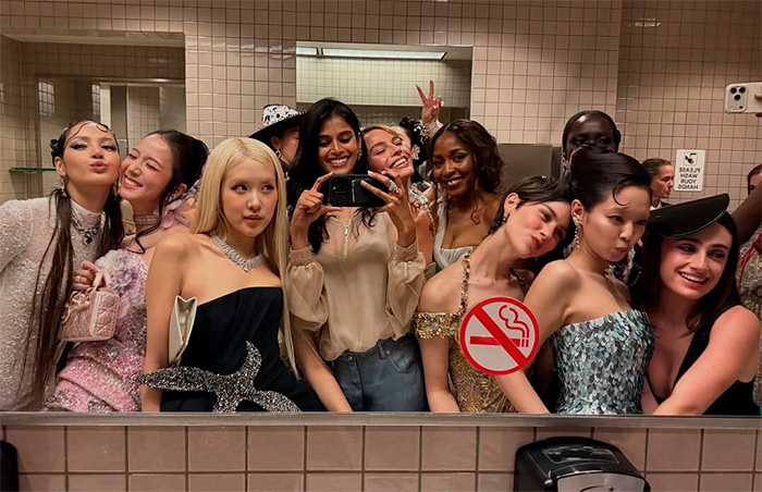 “Yikes”: This Year&rsquo;s Met Gala Bathroom Selfie Is Going Viral For All The Wrong Reasons