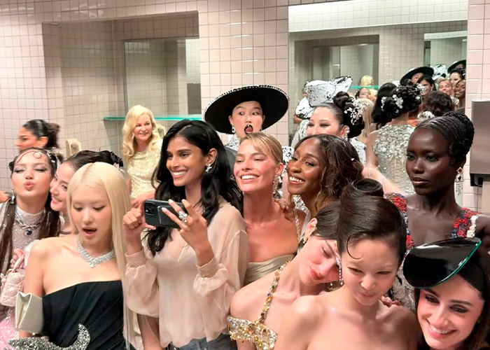 “Yikes”: This Year&rsquo;s Met Gala Bathroom Selfie Is Going Viral For All The Wrong Reasons