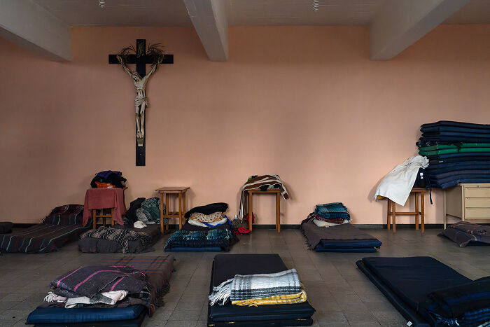 20 Powerful Photos By Mexican Artist Olivia Vivanco That Tell Stories Of Migration Through Empty Spaces