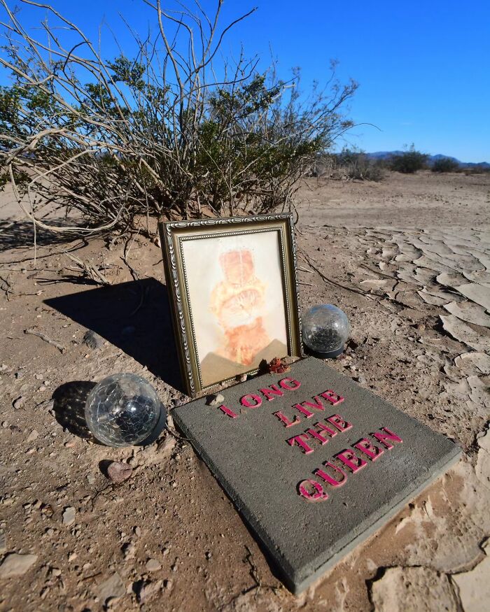 This Photographer Explored Pet Cemeteries Worldwide, Capturing 23 Touching Images Of Pet Graves (New Pics)
