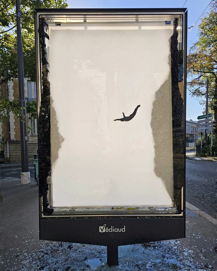 This Artist Turns Cracks And Broken Walls Into Art, 40 Clever Street Interventions By Oakoak (New Pics) This Artist Turns Cracks And Broken Walls Into Art, 40 Clever Street Interventions By Oakoak (New Pics)