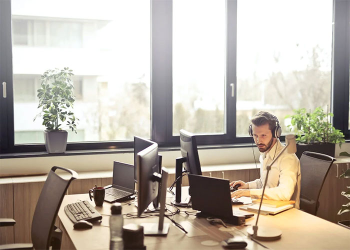 Boss Rates Hard-Working Employee 1 Out Of 5 For No Reason, Suffers From Petty Revenge For A Year