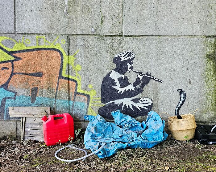 This Artist Turns Cracks And Broken Walls Into Art, 40 Clever Street Interventions By Oakoak (New Pics) This Artist Turns Cracks And Broken Walls Into Art, 40 Clever Street Interventions By Oakoak (New Pics)