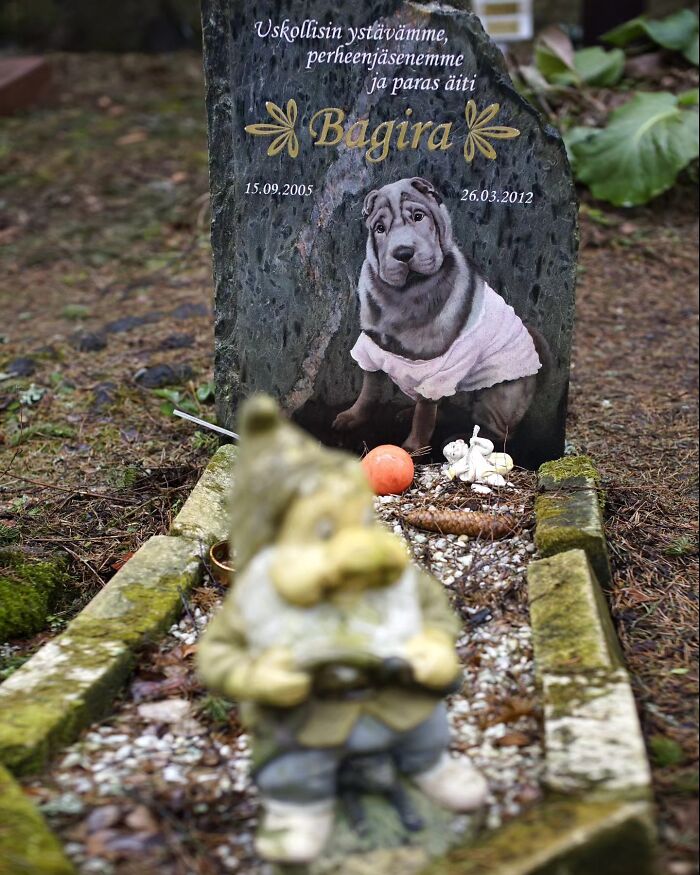 This Photographer Explored Pet Cemeteries Worldwide, Capturing 23 Touching Images Of Pet Graves (New Pics) This Photographer Explored Pet Cemeteries Worldwide, Capturing 23 Touching Images Of Pet Graves (New Pics)