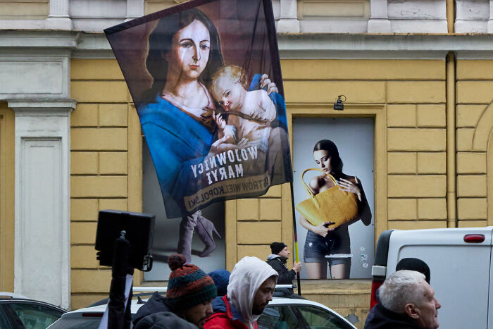 65 Street Photos Capturing Funny Coincidences And Unexpected Moments From Everyday Life By Janusz Jurek