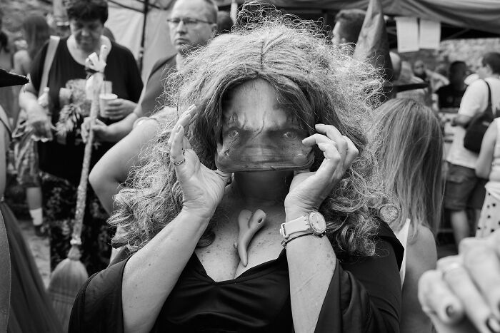65 Street Photos Capturing Funny Coincidences And Unexpected Moments From Everyday Life By Janusz Jurek