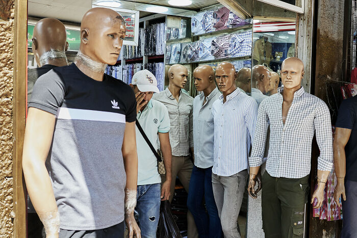 65 Street Photos Capturing Funny Coincidences And Unexpected Moments From Everyday Life By Janusz Jurek
