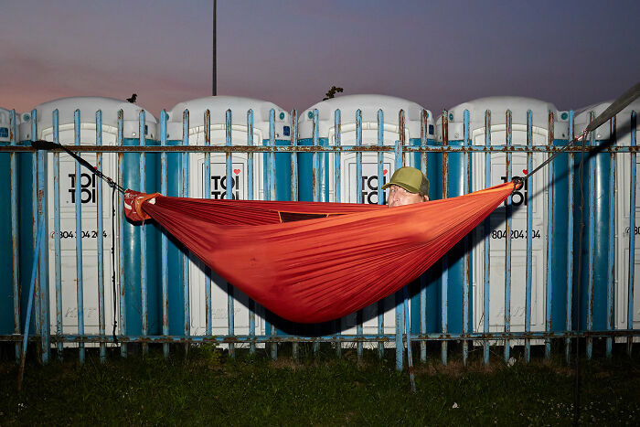 65 Street Photos Capturing Funny Coincidences And Unexpected Moments From Everyday Life By Janusz Jurek