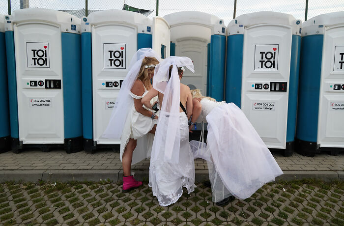 65 Street Photos Capturing Funny Coincidences And Unexpected Moments From Everyday Life By Janusz Jurek