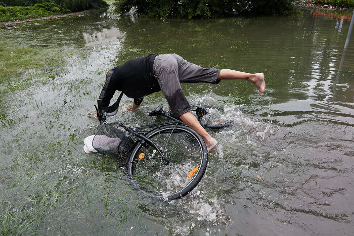 65 Street Photos Capturing Funny Coincidences And Unexpected Moments From Everyday Life By Janusz Jurek