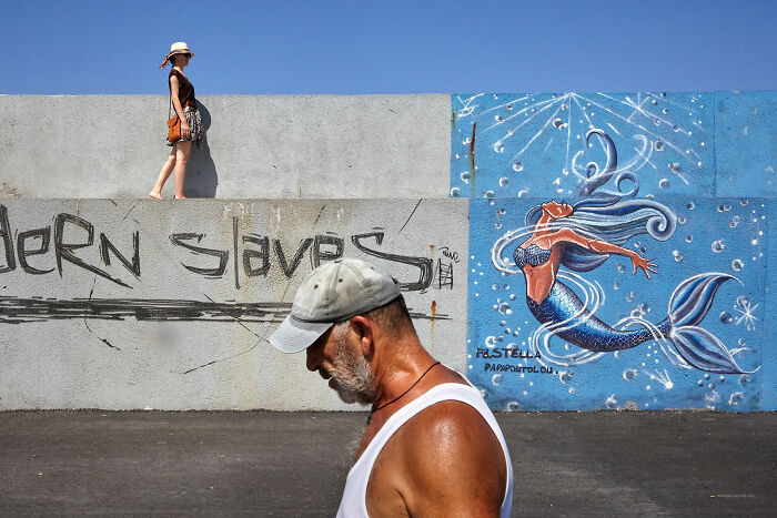 65 Street Photos Capturing Funny Coincidences And Unexpected Moments From Everyday Life By Janusz Jurek