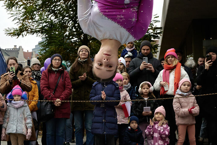 65 Street Photos Capturing Funny Coincidences And Unexpected Moments From Everyday Life By Janusz Jurek