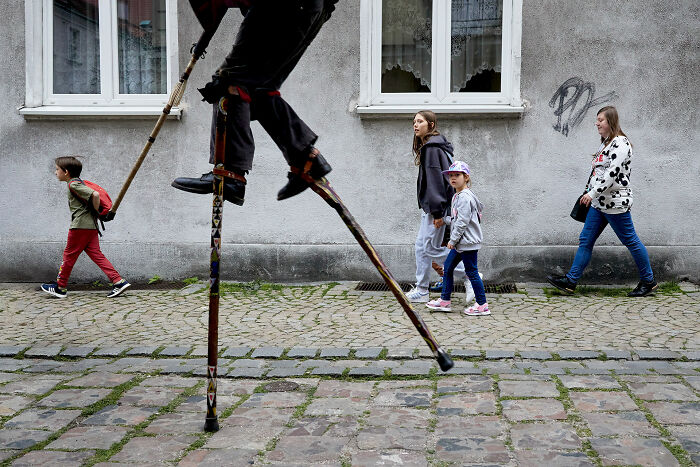 65 Street Photos Capturing Funny Coincidences And Unexpected Moments From Everyday Life By Janusz Jurek