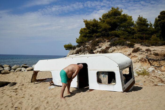 65 Street Photos Capturing Funny Coincidences And Unexpected Moments From Everyday Life By Janusz Jurek