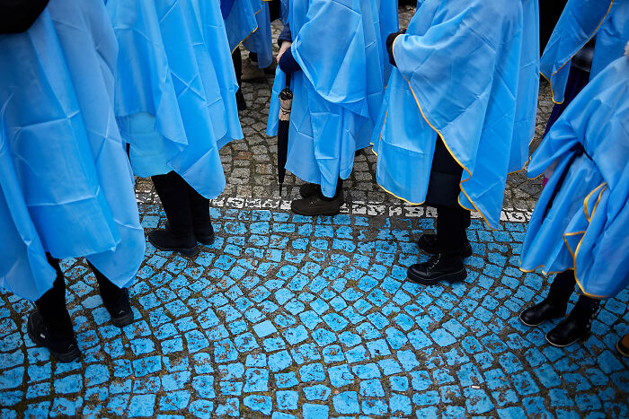 65 Street Photos Capturing Funny Coincidences And Unexpected Moments From Everyday Life By Janusz Jurek