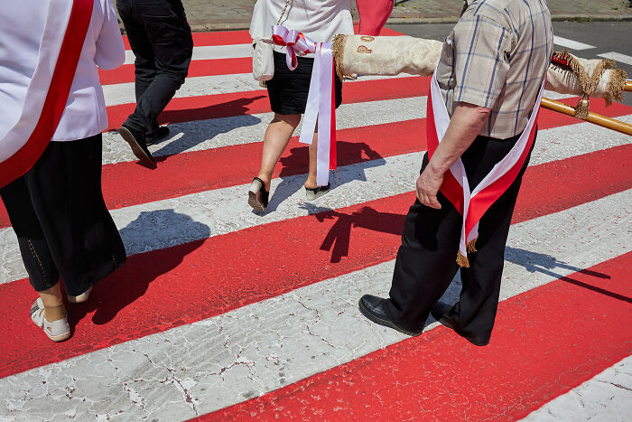 65 Street Photos Capturing Funny Coincidences And Unexpected Moments From Everyday Life By Janusz Jurek
