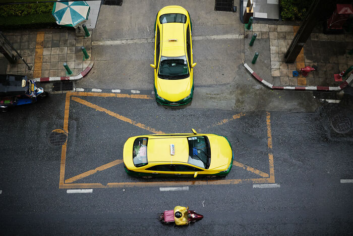 65 Street Photos Capturing Funny Coincidences And Unexpected Moments From Everyday Life By Janusz Jurek