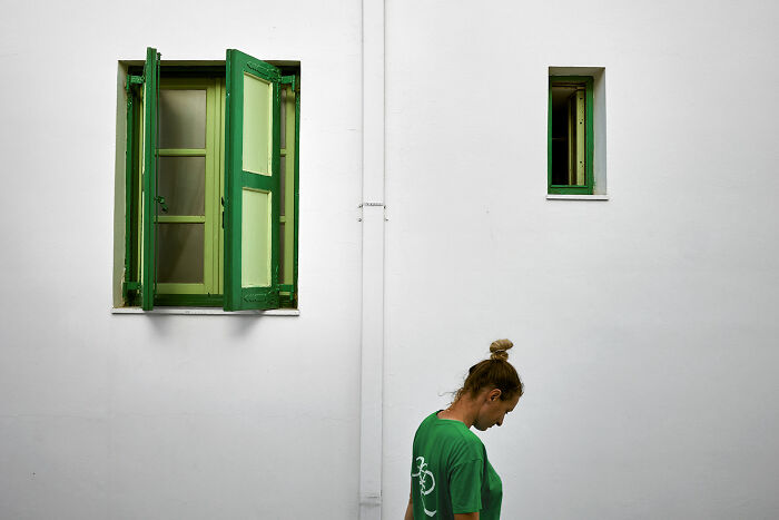 65 Street Photos Capturing Funny Coincidences And Unexpected Moments From Everyday Life By Janusz Jurek