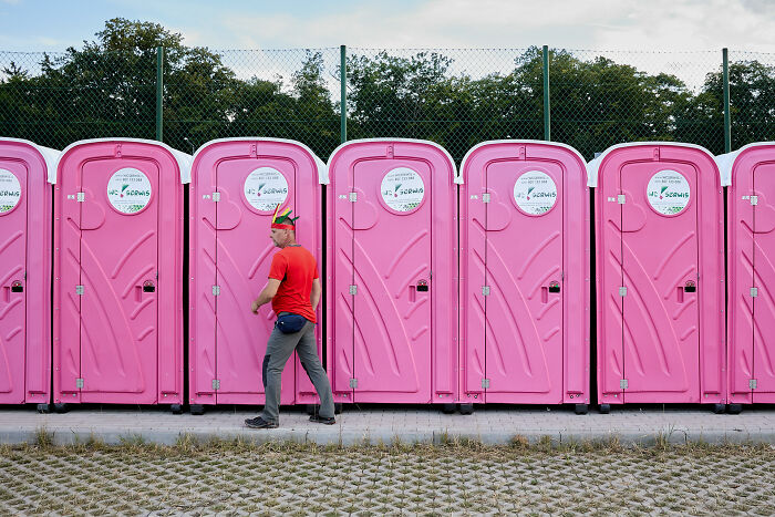 65 Street Photos Capturing Funny Coincidences And Unexpected Moments From Everyday Life By Janusz Jurek