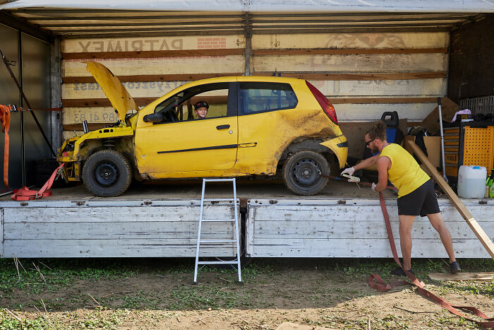 65 Street Photos Capturing Funny Coincidences And Unexpected Moments From Everyday Life By Janusz Jurek