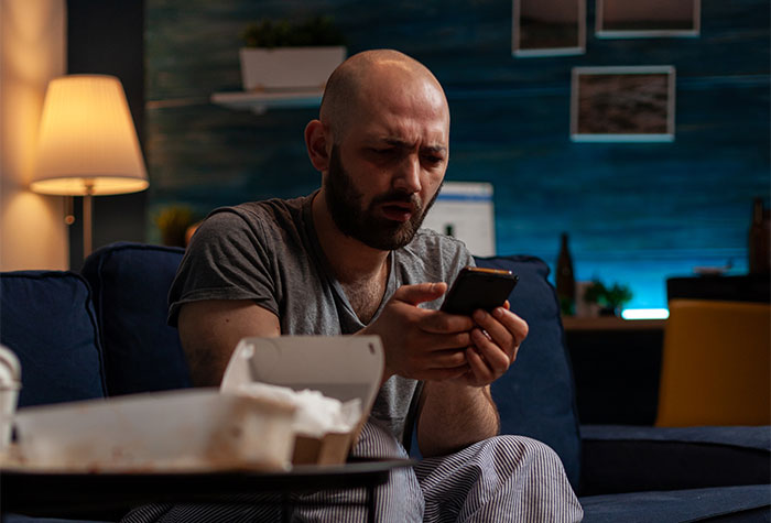 Man Finds Wife&rsquo;s Photo On Friend&rsquo;s Phone, Gets To The Bottom Of It And Is Shocked