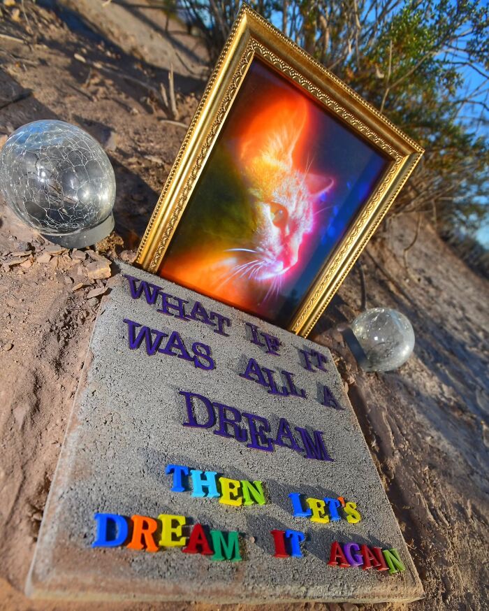 This Photographer Explored Pet Cemeteries Worldwide, Capturing 23 Touching Images Of Pet Graves (New Pics) This Photographer Explored Pet Cemeteries Worldwide, Capturing 23 Touching Images Of Pet Graves (New Pics)