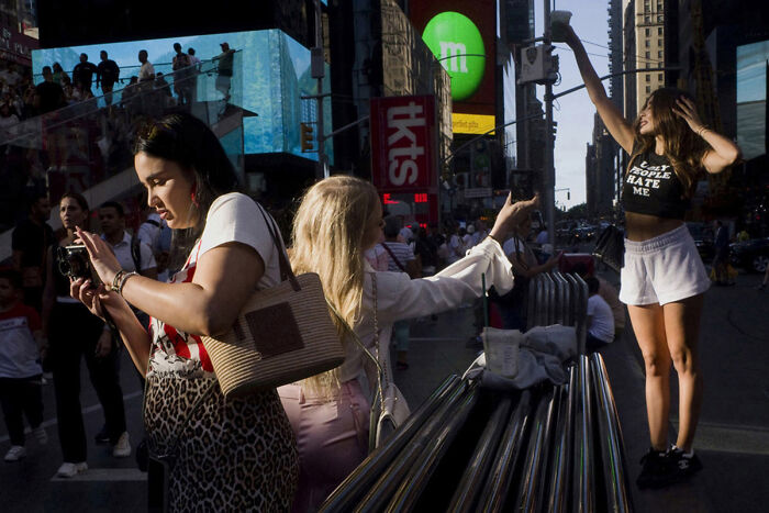 39 Powerful Street Photography Shots By This New York-Based Photographer 39 Powerful Street Photography Shots By This New York-Based Photographer