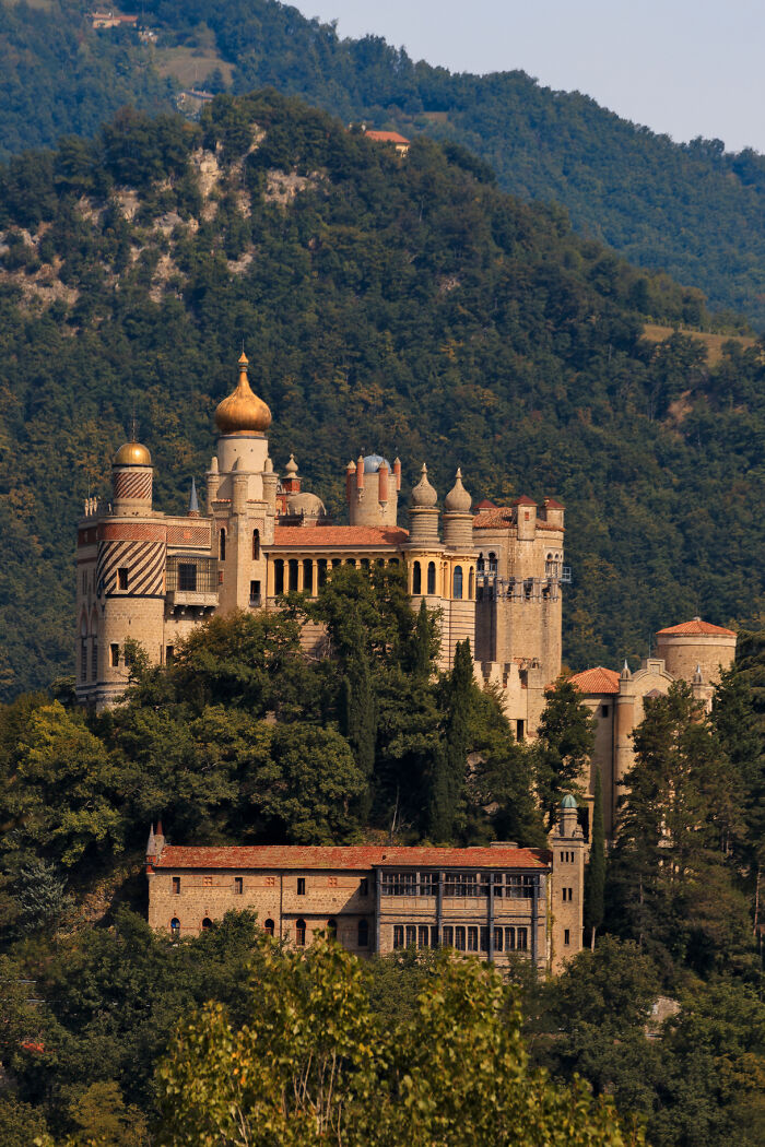 61 Stunning Views That Feel Like They Belong In Completely Different Parts Of The World