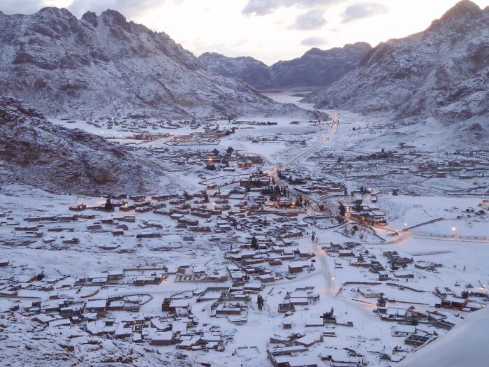 61 Stunning Views That Feel Like They Belong In Completely Different Parts Of The World