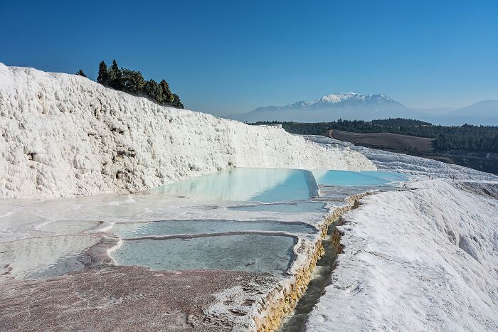61 Stunning Views That Feel Like They Belong In Completely Different Parts Of The World
