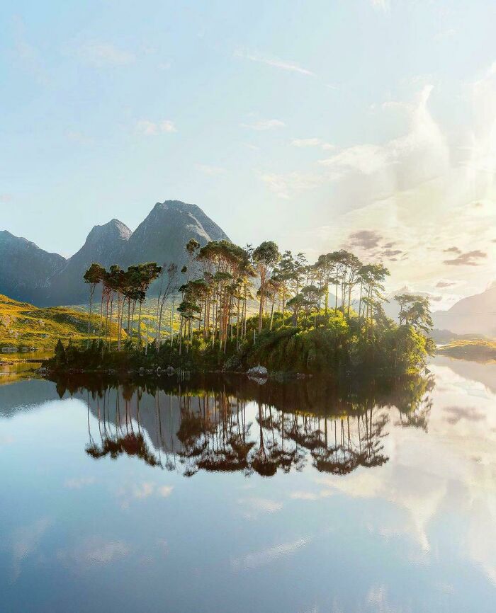 61 Stunning Views That Feel Like They Belong In Completely Different Parts Of The World