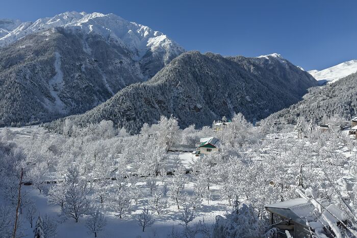 61 Stunning Views That Feel Like They Belong In Completely Different Parts Of The World