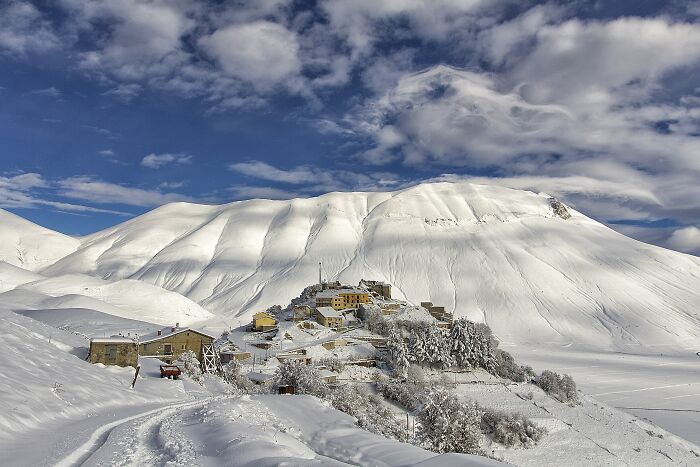 61 Stunning Views That Feel Like They Belong In Completely Different Parts Of The World