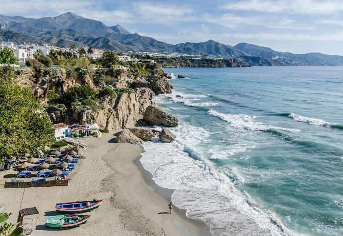 61 Stunning Views That Feel Like They Belong In Completely Different Parts Of The World