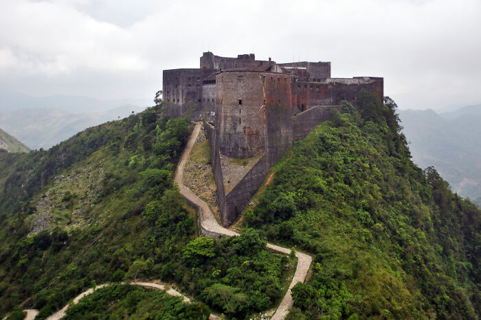 61 Stunning Views That Feel Like They Belong In Completely Different Parts Of The World