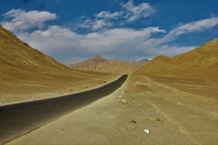 61 Stunning Views That Feel Like They Belong In Completely Different Parts Of The World