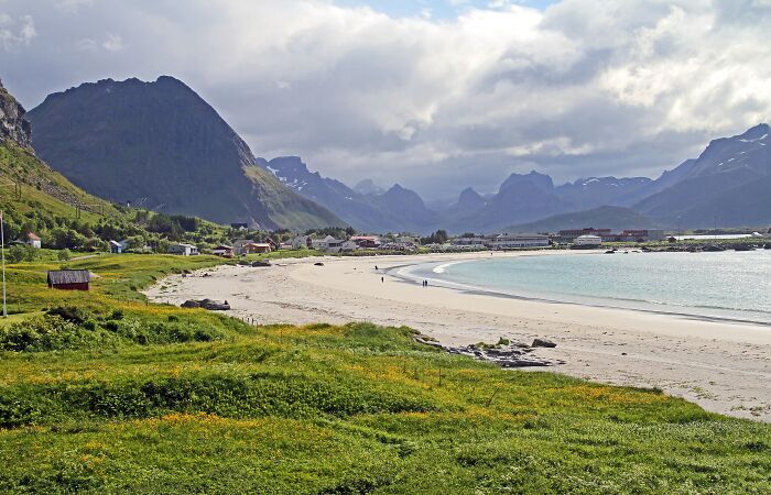 61 Stunning Views That Feel Like They Belong In Completely Different Parts Of The World