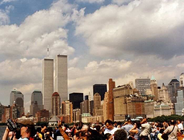 35 Ridiculous “Conspiracy Theory” Moments That Were Easily Explained By Simple Facts