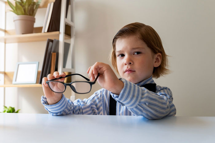 Woman Left Nearly Blind As Autistic Nephew Breaks Her Costly Glasses, His Mom Doesn’t Give A Hoot
