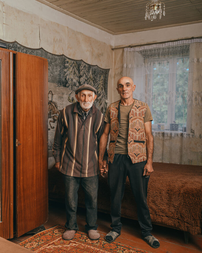 This Photographer Asked Fathers And Sons To Hold Hands In 15 Countries, And The Results Are Deeply Emotional This Photographer Asked Fathers And Sons To Hold Hands In 15 Countries, And The Results Are Deeply Emotional