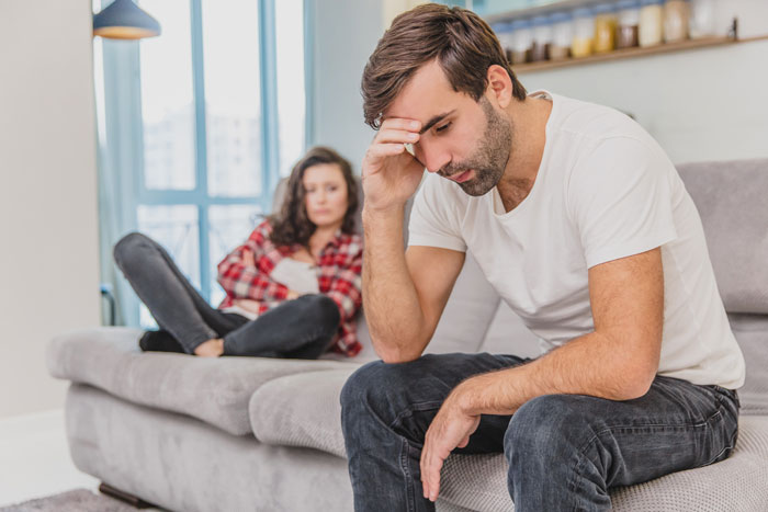 Guy Gives GF An Ultimatum After Getting Fed Up With Her Freeloading Brother, Who Refuses To Be An Actual Adult