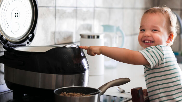 45 Unexpected Disasters That Happened When Someone Left The Room For A Few Minutes