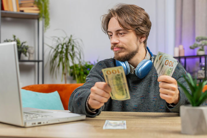 Wealthy BF Insists On 50/50 Split Despite GF Struggling, Writes Her A Check The Day She Leaves Wealthy BF Insists On 50/50 Split Despite GF Struggling, Writes Her A Check The Day She Leaves