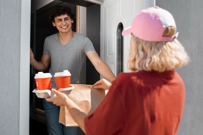 41 Pizza Delivery Drivers Share The Worst Customer Stories That Immediately Got Them Banned 41 Pizza Delivery Drivers Share The Worst Customer Stories That Immediately Got Them Banned
