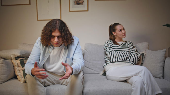 Guy Picks Cyberbullying Over GF, Ends Up Single When He Refuses To Give Up His Body-Shaming Hobby Guy Picks Cyberbullying Over GF, Ends Up Single When He Refuses To Give Up His Body-Shaming Hobby
