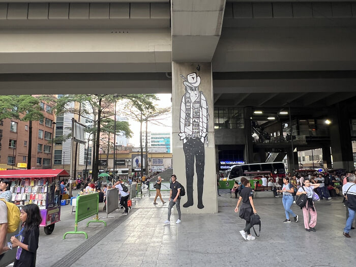 43 Black-And-White Murals By Alex Senna That Turn City Walls Into Stories 43 Black-And-White Murals By Alex Senna That Turn City Walls Into Stories