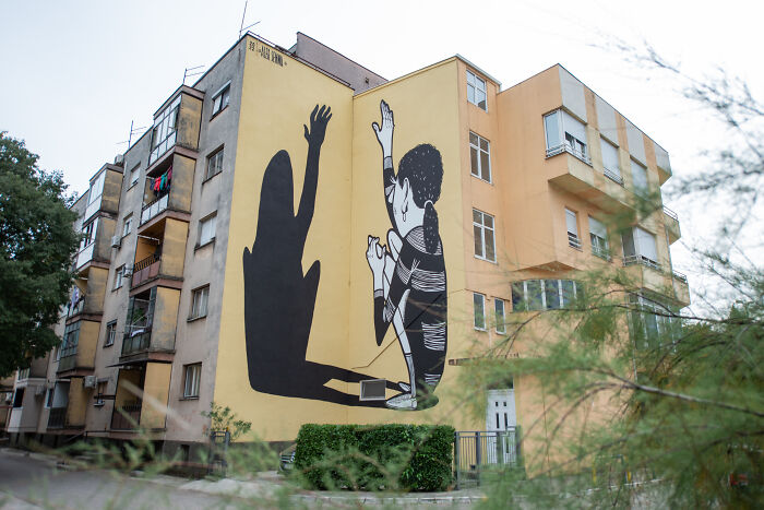 43 Black-And-White Murals By Alex Senna That Turn City Walls Into Stories 43 Black-And-White Murals By Alex Senna That Turn City Walls Into Stories