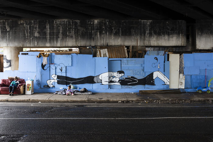 43 Black-And-White Murals By Alex Senna That Turn City Walls Into Stories 43 Black-And-White Murals By Alex Senna That Turn City Walls Into Stories