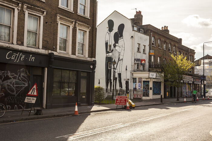 43 Black-And-White Murals By Alex Senna That Turn City Walls Into Stories 43 Black-And-White Murals By Alex Senna That Turn City Walls Into Stories