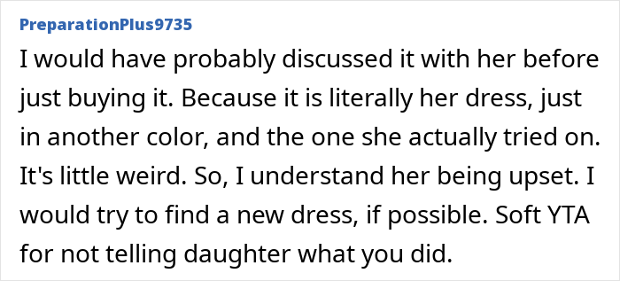 Mom’s Wedding Dress Choice Angers Her Daughter And Splits The Internet: “Extremely Weird” Mom’s Wedding Dress Choice Angers Her Daughter And Splits The Internet: “Extremely Weird”
